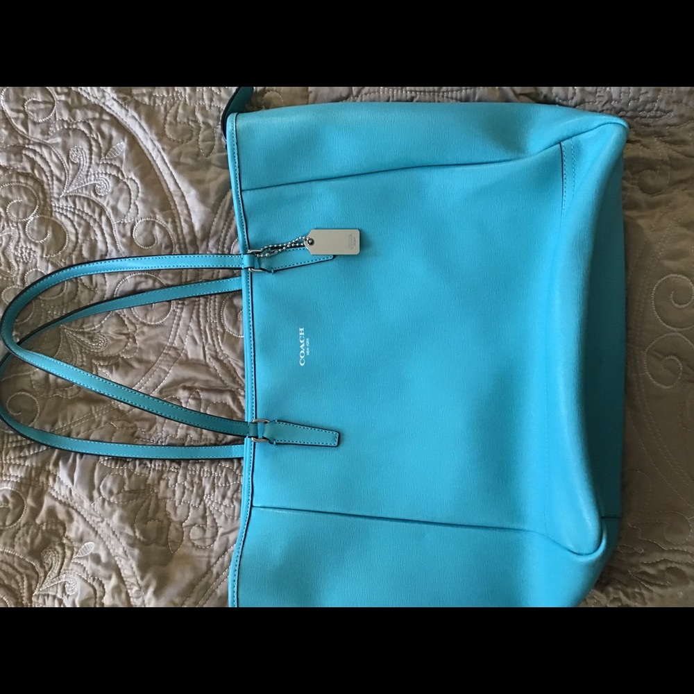 Coach bag suitable for travel and fit a lot